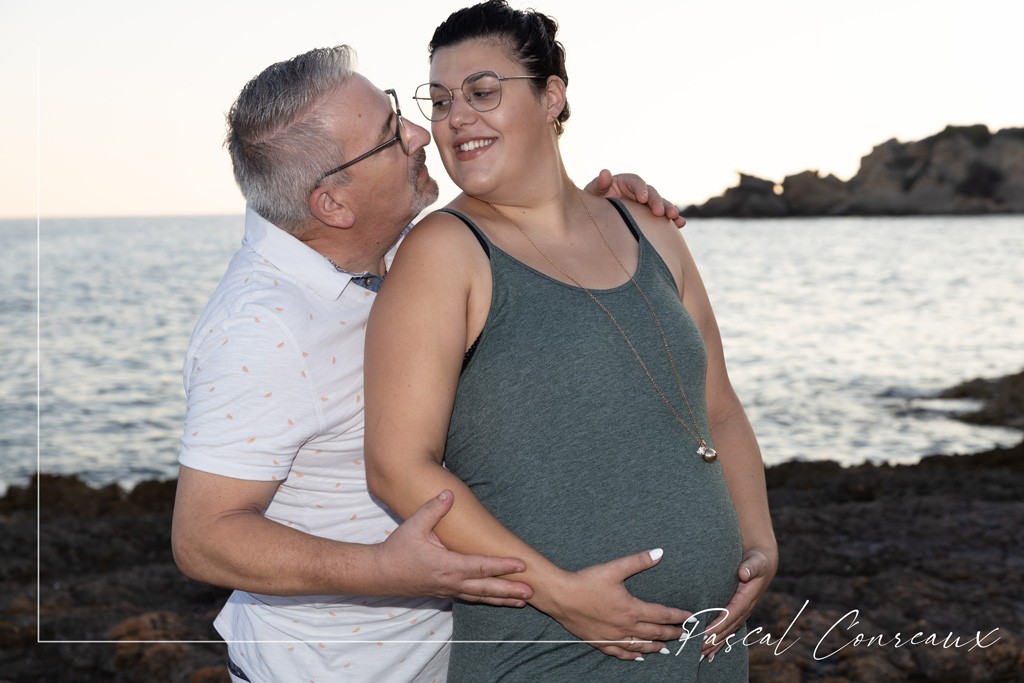 Photos de grossesse pour un couple adorable en bord de mer