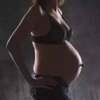 Photographe Grossesse en studio photo pour femme enceinte à Marseille