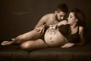 Photographe Grossesse en studio photo pour femme enceinte à Marseille