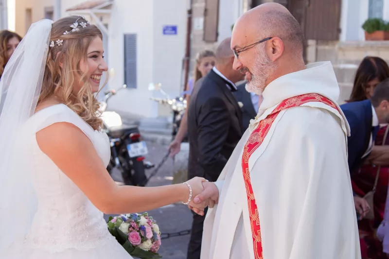 Photographe de mariage à l'église de Marseille