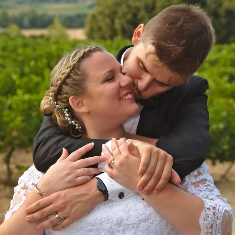 Photographe de mariage - séance photos couple vers le Moulin de l'Arc à Rousset