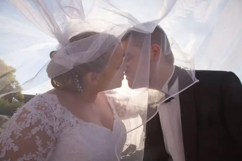 Photographe de mariage - séance photos couple vers le Moulin de l'Arc à Rousset