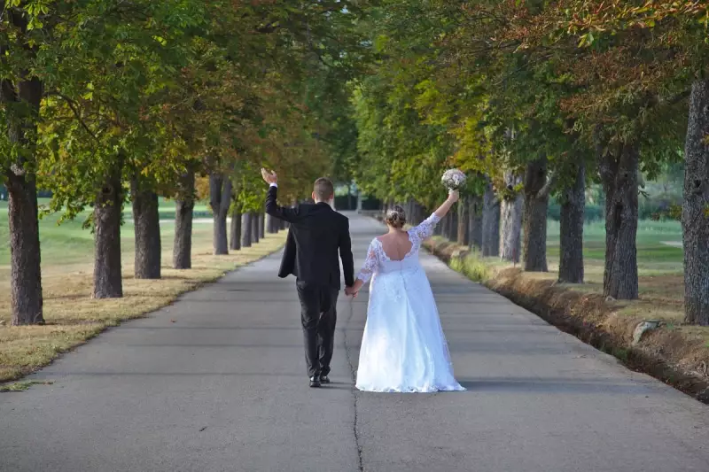 Photographe de mariage - séance photos couple vers le Moulin de l'Arc à Rousset