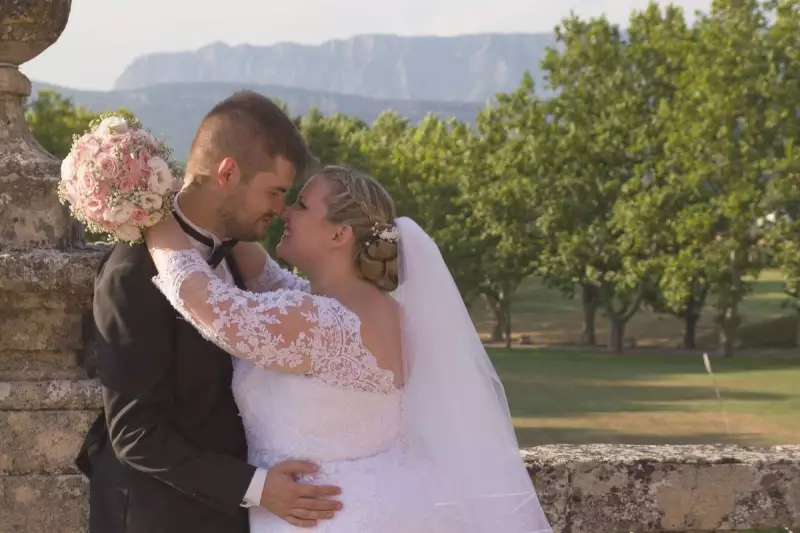 Photographe de mariage - séance photos couple vers le Moulin de l'Arc à Rousset