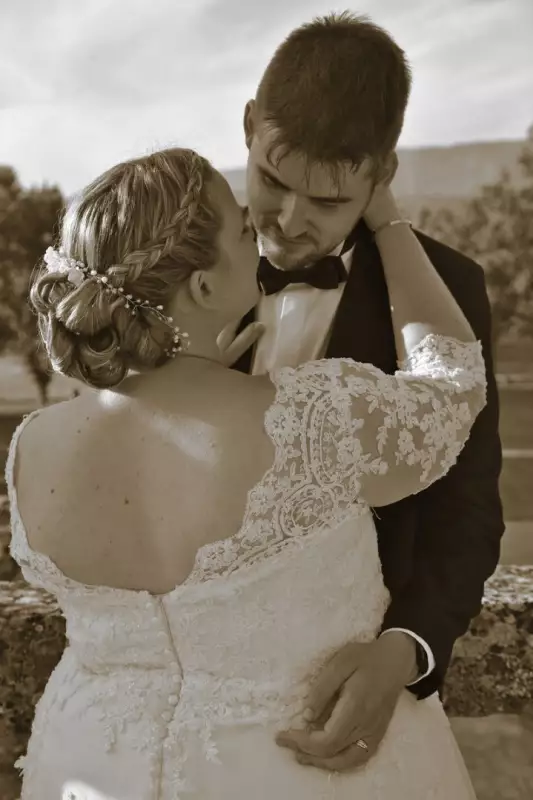 Photographe de mariage - séance photos couple vers le Moulin de l'Arc à Rousset