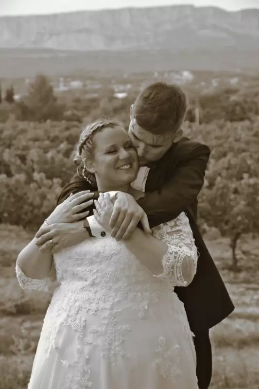 Photographe de mariage - séance photos couple vers le Moulin de l'Arc à Rousset