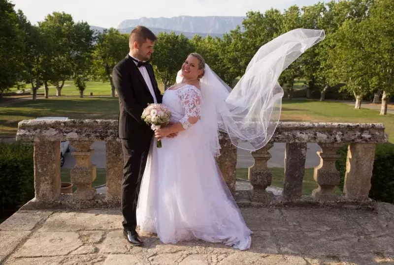 Photographe de mariage - séance photos couple vers le Moulin de l'Arc à Rousset