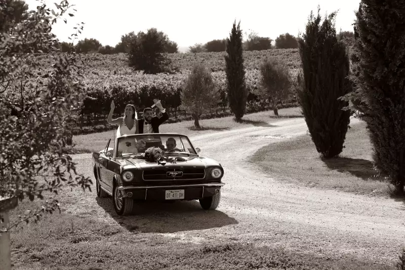 photographe mariage armenien le mas des aureliens arrivee voiture maries