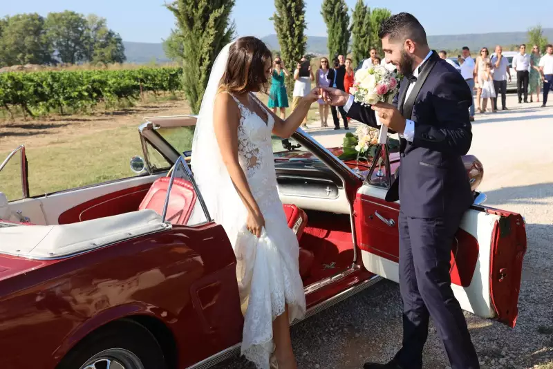 photographe mariage armenien le mas des aureliens arrivee voiture maries