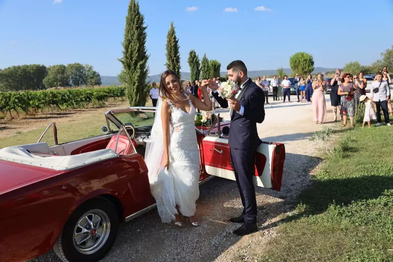 photographe mariage armenien le mas des aureliens arrivee voiture maries