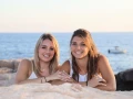 Photographe portrait duo soeurs à carro dans les Bouches du Rhône