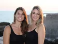 Photographe portrait duo soeurs à carro dans les Bouches du Rhône