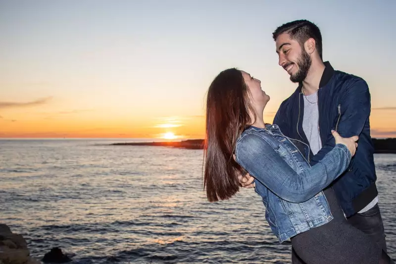 Photographe Séance photo couple en bord de mer à Martigues