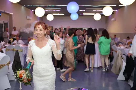img reportage photographe mariage soiree dansante salle cottage saint victoret lancer bouquet