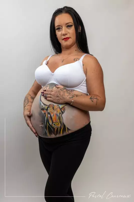 img photographe studio grossesse belly painting femme enceinte bouches du rhone