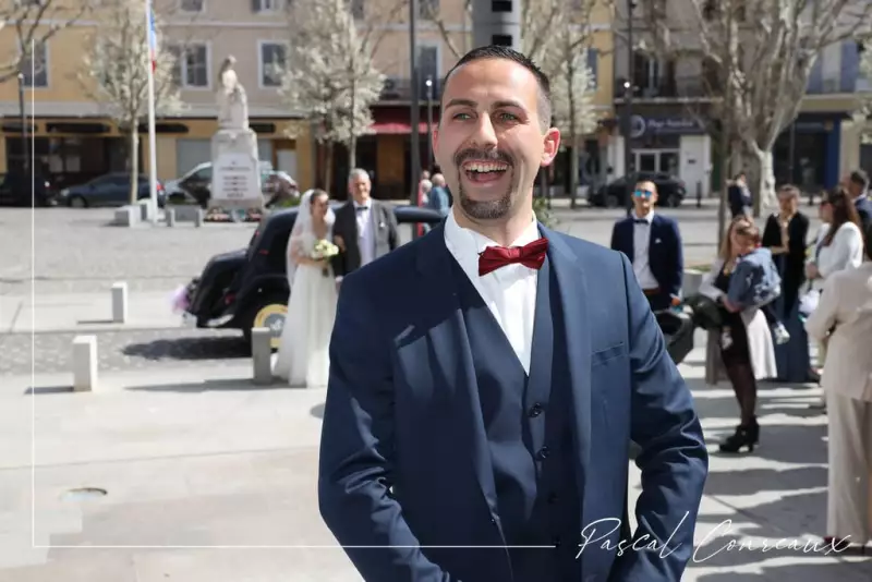 Photographe de mariage - l'attente du marié à Gardanne