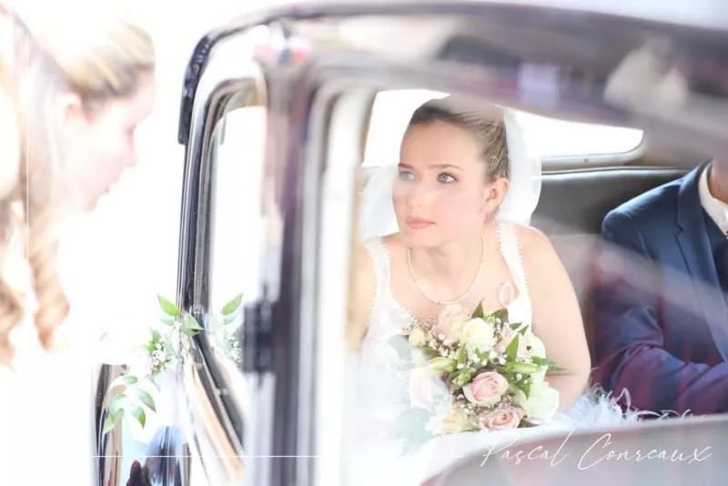 Photographe de mariage - la mariée à l'église à Gardanne