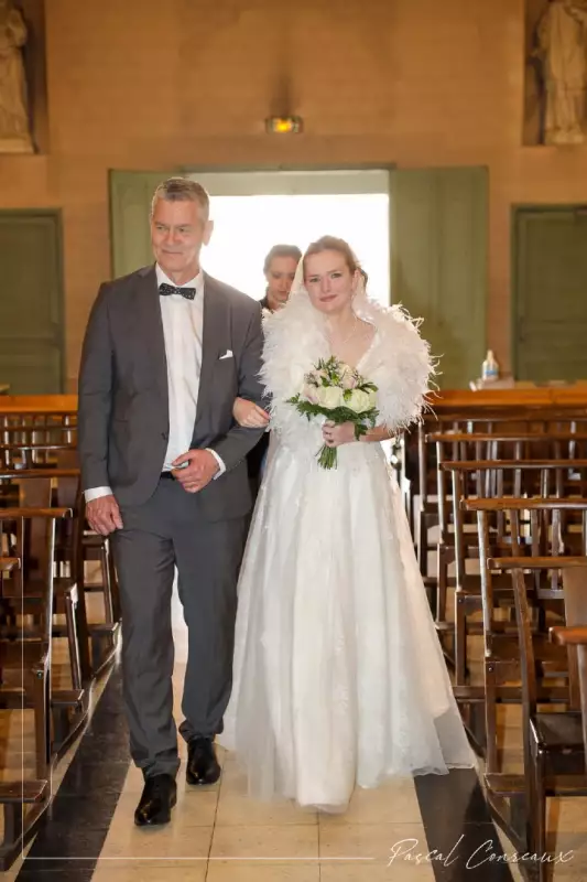 Photographe de mariage - la mariée à l'église à Gardanne