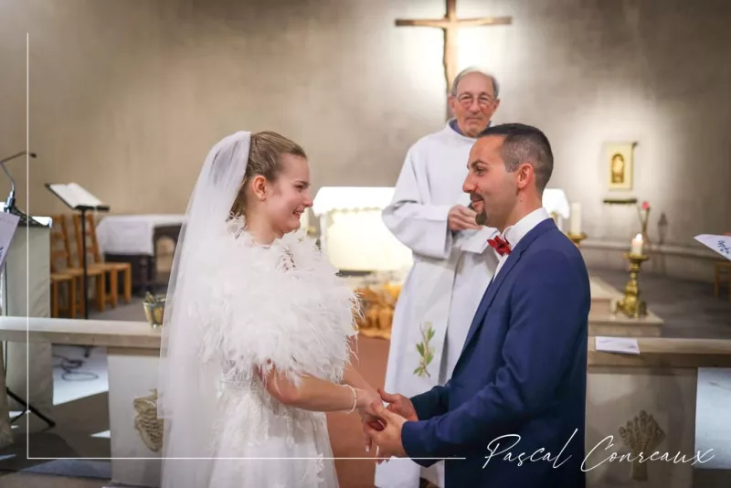 Photographe de mariage - les mariés à l'église à Gardanne
