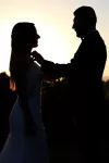 Reportage Photos de mariage : photos de couple mariés au coucher du soleil
