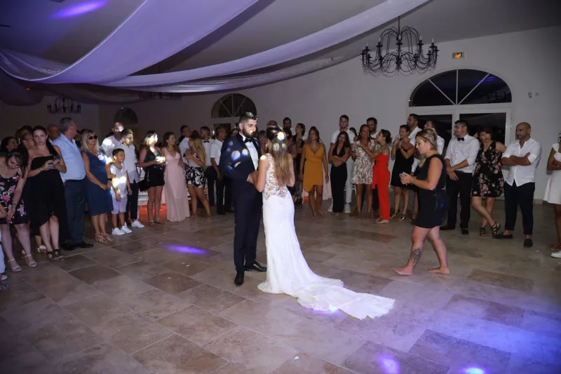 Photographe de mariage - danse des mariés au mas des auréliens