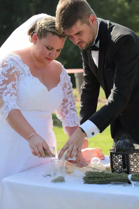 Reportage Photos de mariage : cérémonie laïque des mariés au moulin de l'Arc à Rousset