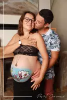 Photographe Grossesse à domicile photo pour femme enceinte avec belly painting