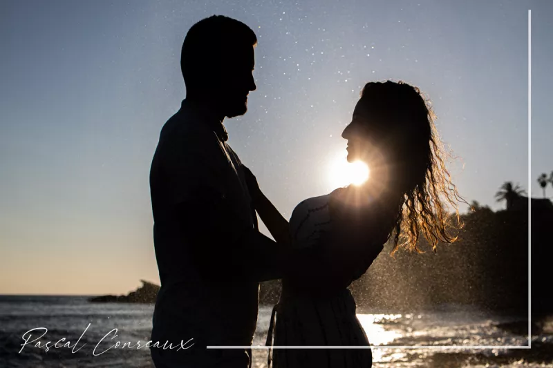 Photographe pour séance photos couple en extérieur en bord de mer