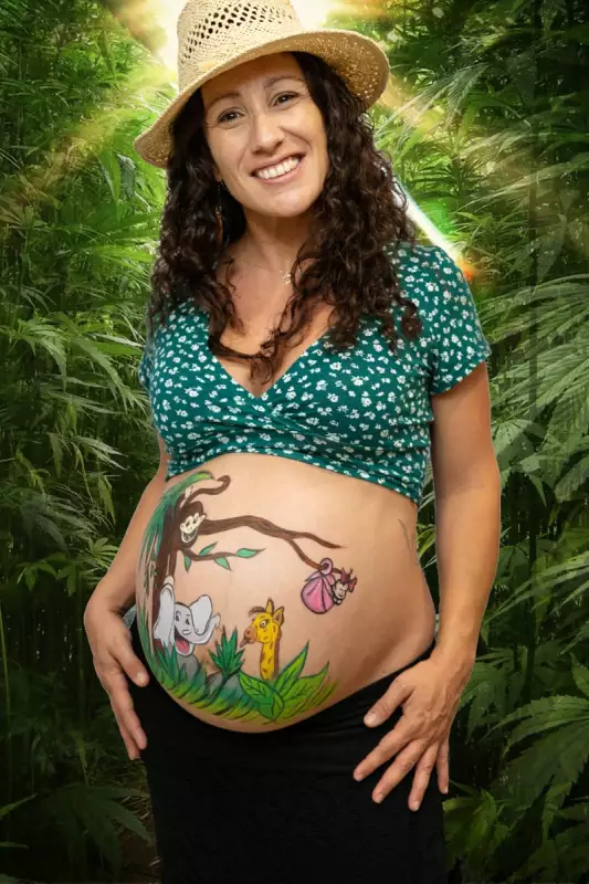 Photographe Grossesse à domicile photo pour femme enceinte avec belly painting